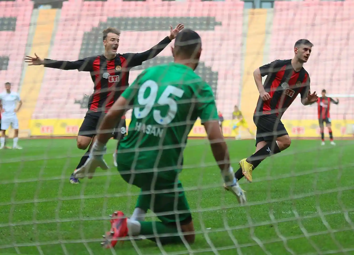 TFF 3. Lig: Eskişehirspor: 3 - Belediye Kütahyaspor: 4
