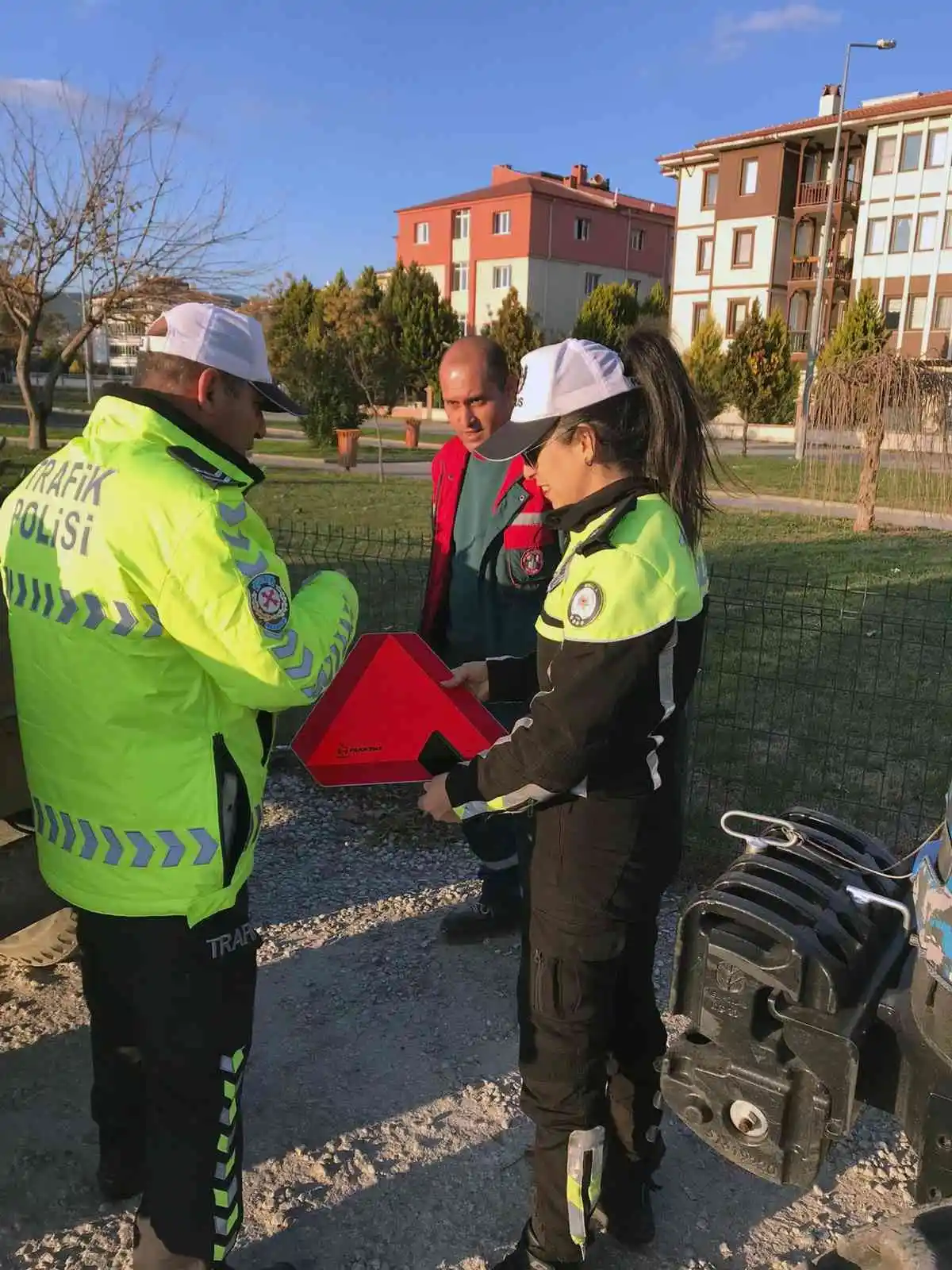 Trafik ekiplerinden traktörlere reflektör
