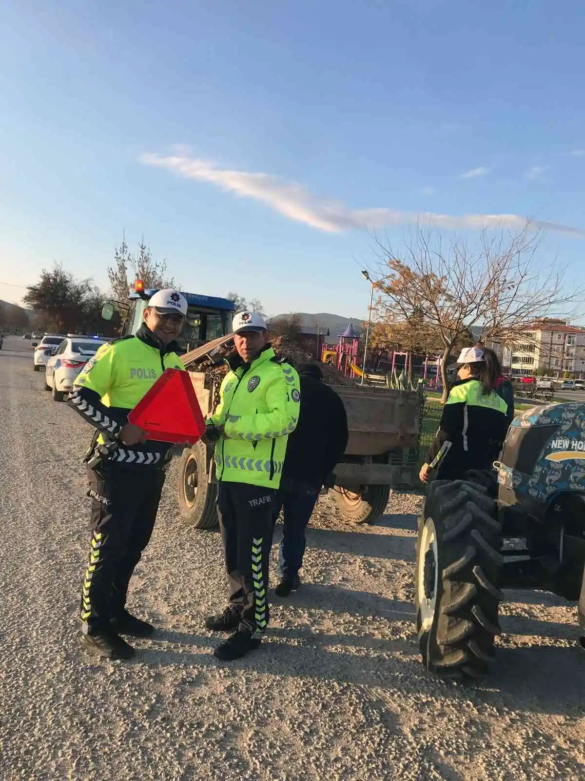 Trafik ekiplerinden traktörlere reflektör
