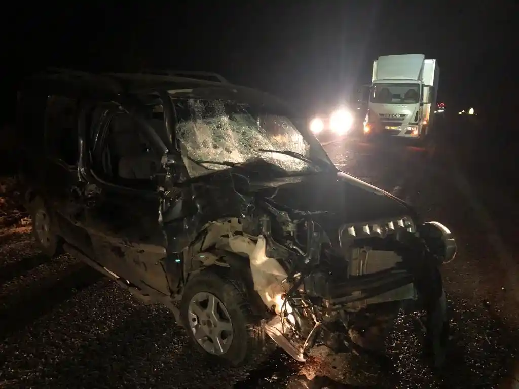Traktörle ticari araç çarpıştı 5 kişi yaralandı
