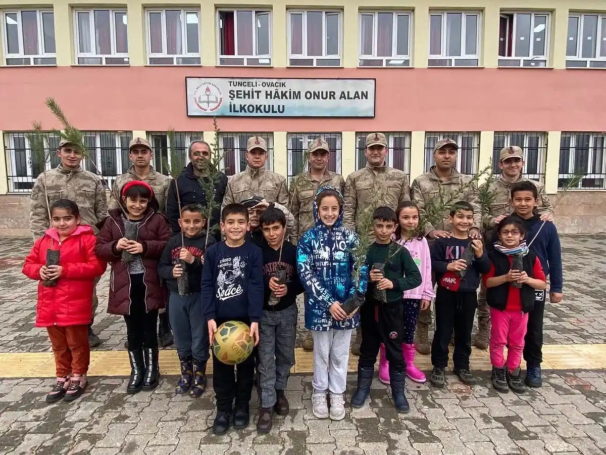 Tunceli'de jandarma, öğrencilerle birlikte fidan dikti