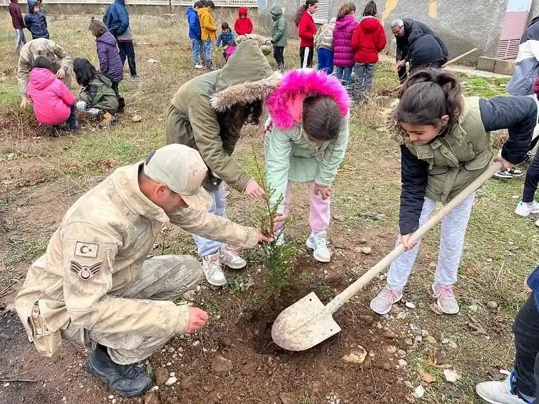Tunceli’de jandarma, öğrencilerle birlikte fidan dikti