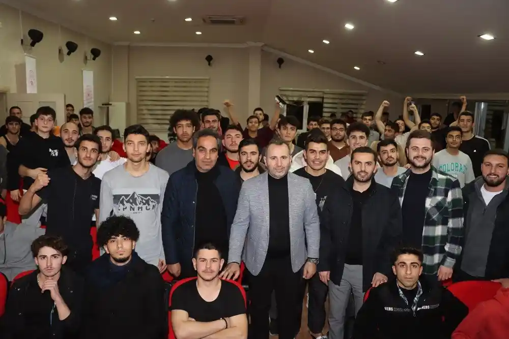 Tutuk, Dünya Kupası finalini üniversite öğrencileriyle izledi