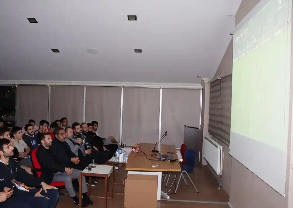 Tutuk, Dünya Kupası finalini üniversite öğrencileriyle izledi