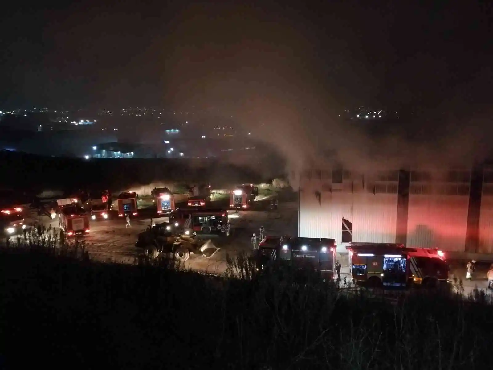 Tuzla’da geri dönüşüm tesisinde yangın çıktı, dumanlar gökyüzünü kapladı
