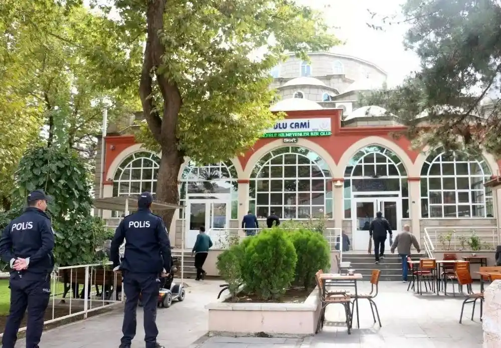 Ülke genelinde mal ve hizmet satmak suretiyle halkı rahatsız eden şahıslara ve dilencilere yönelik uygulama gerçekleştirildi
