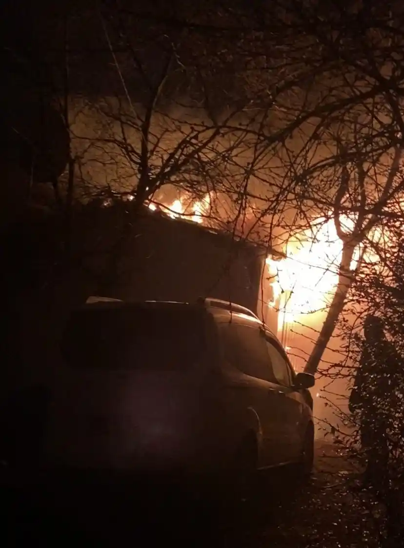 Ümraniye’de gece kondu alevlere teslim oldu