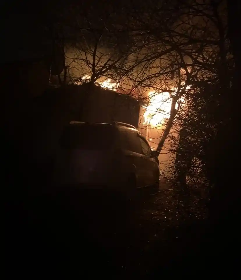 Ümraniye’de gece kondu alevlere teslim oldu