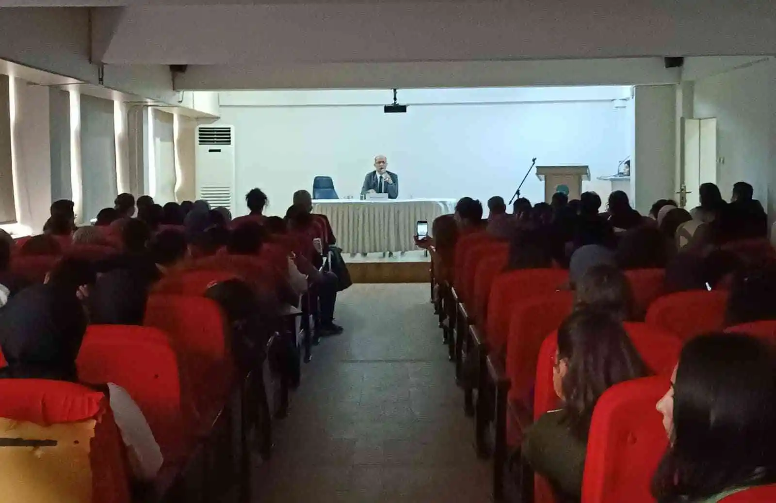 Üniversitede edebiyat ve şiir söyleyişi