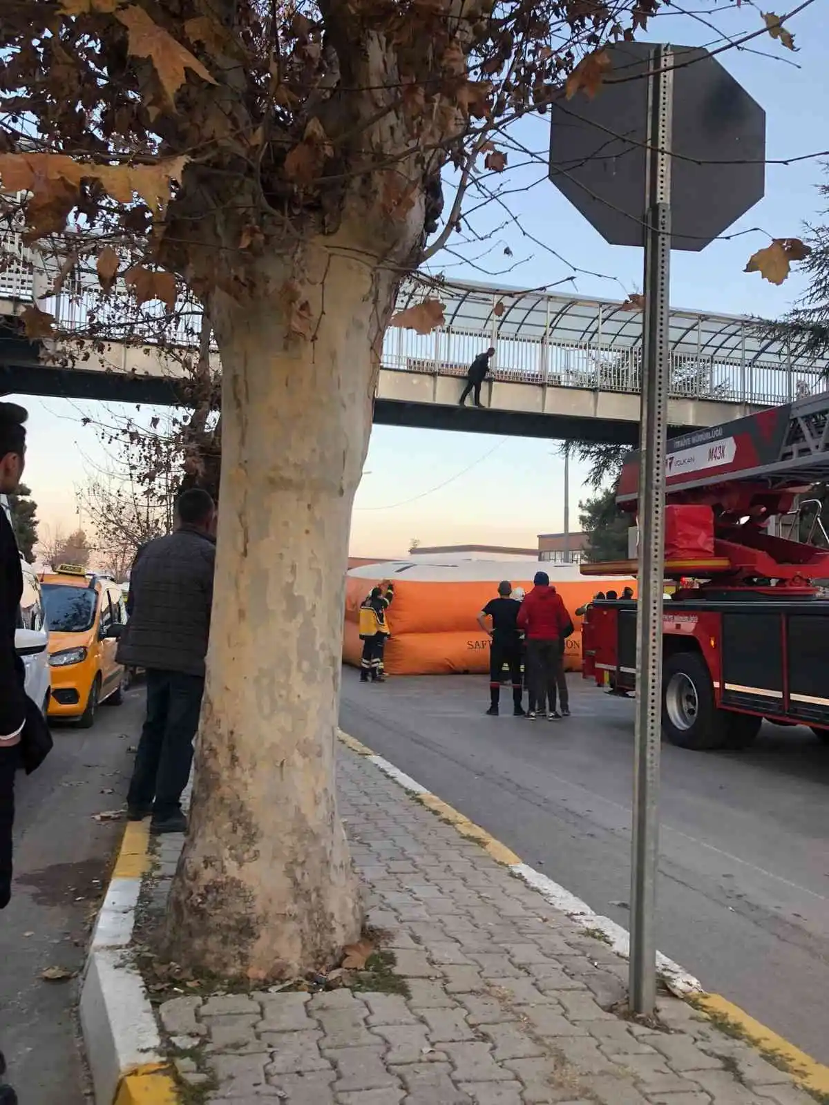 Üst geçitte intihar teşebbüsünü polis engelledi