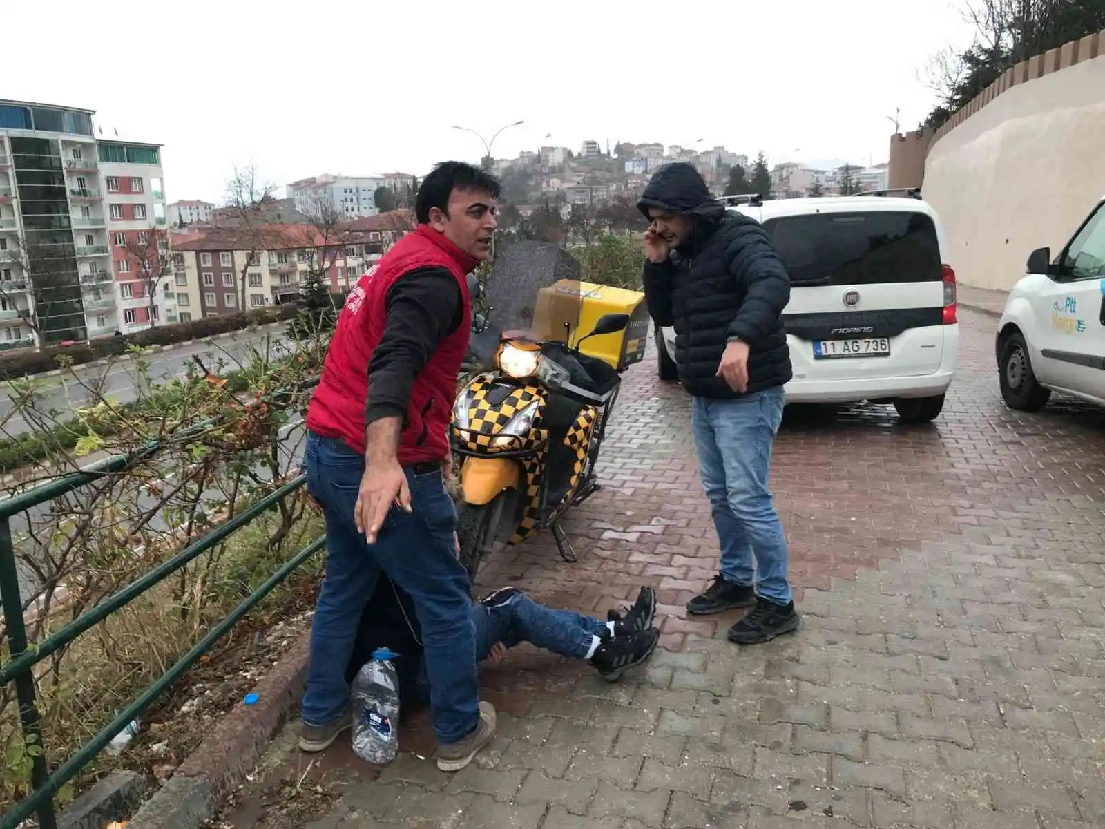 Üşümesin diye yaralanan sürücünün üzerine battaniye ile örttüler
