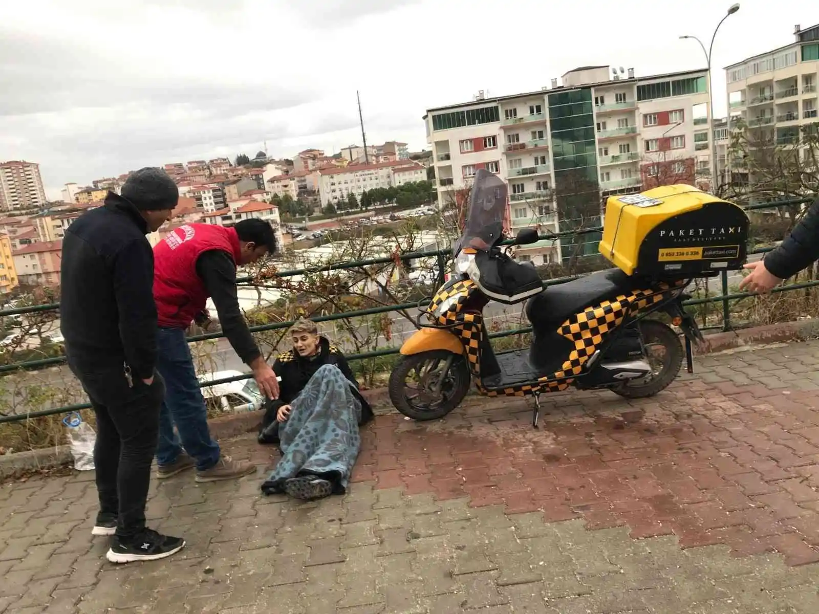 Üşümesin diye yaralanan sürücünün üzerine battaniye ile örttüler
