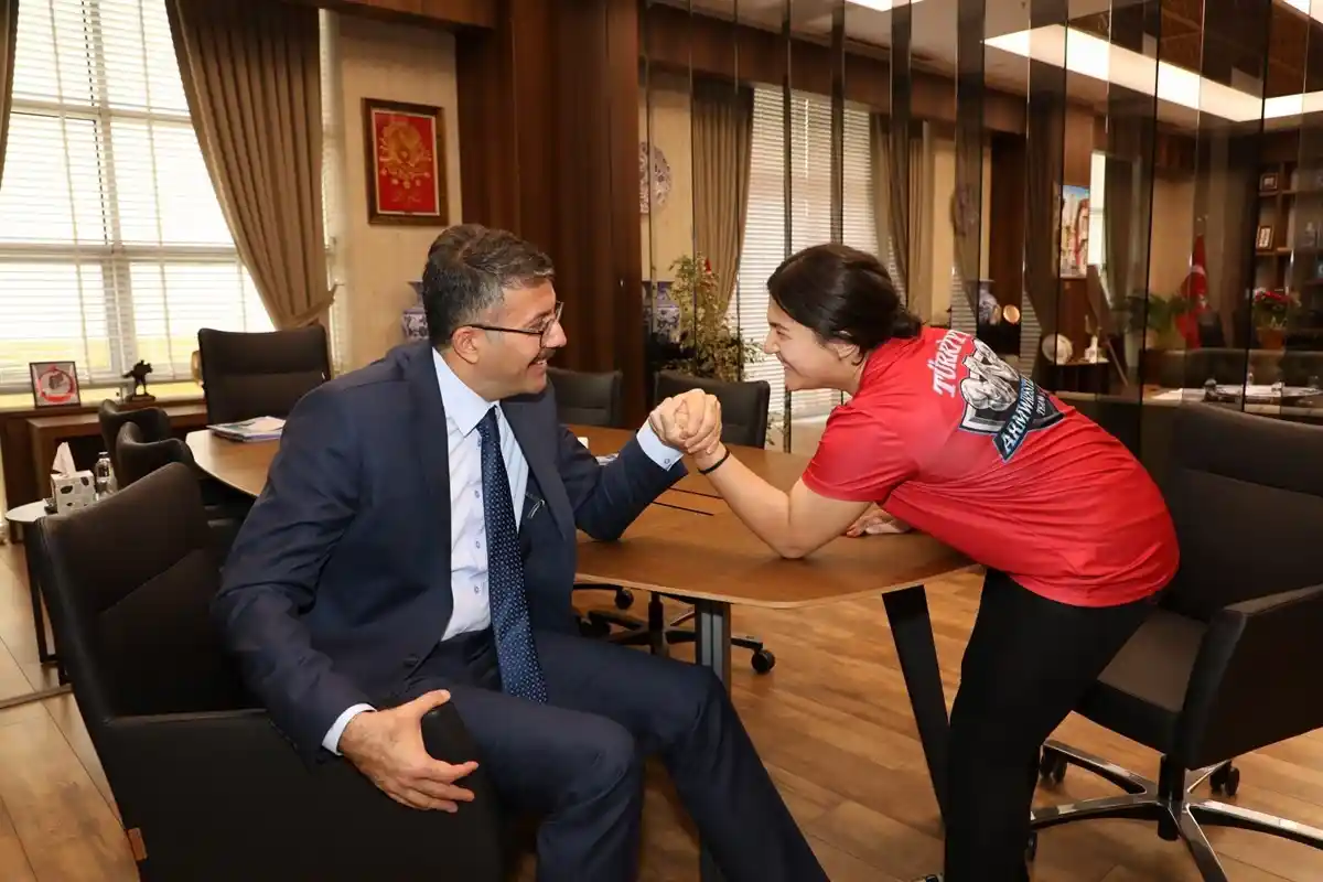 Vali, milli sporcuyla bilek güreşi yaptı