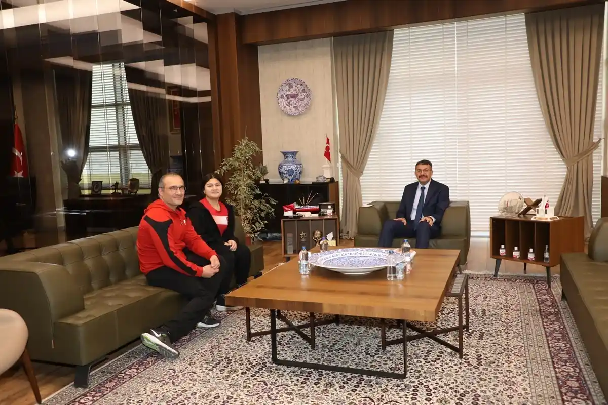 Vali, milli sporcuyla bilek güreşi yaptı