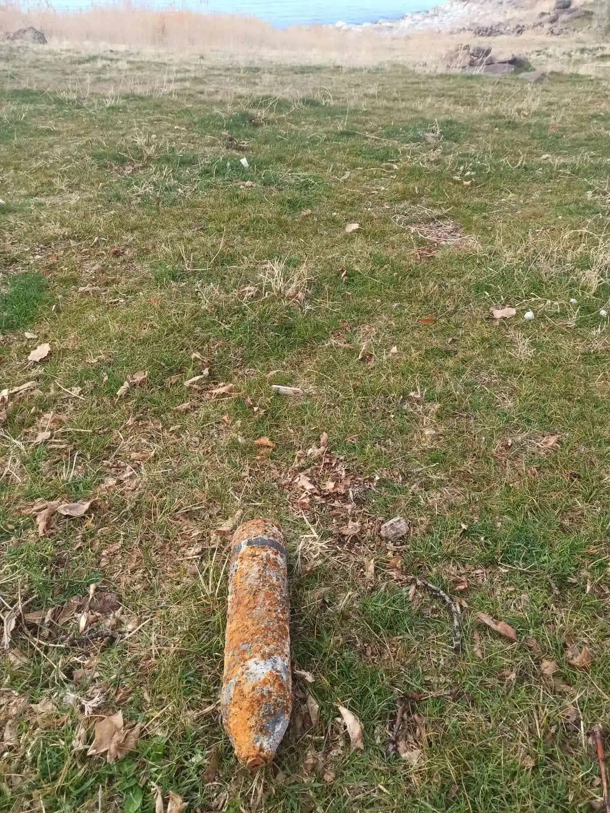 Van Gölü sahilinde patlamamış tank mühimmatı bulundu
