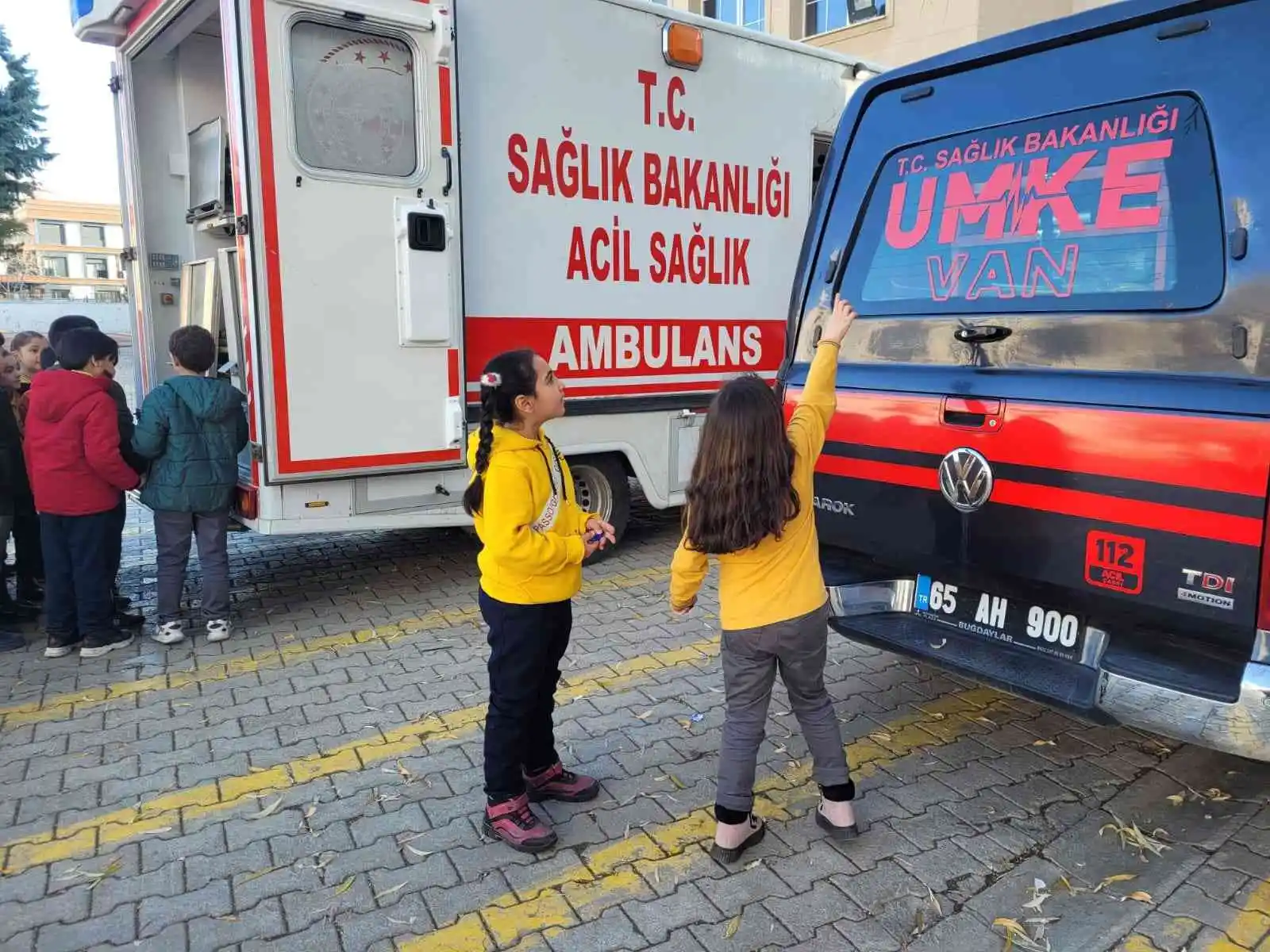 Vanlı çocuklara “Yaşama Yol Ver” projesi anlatıldı
