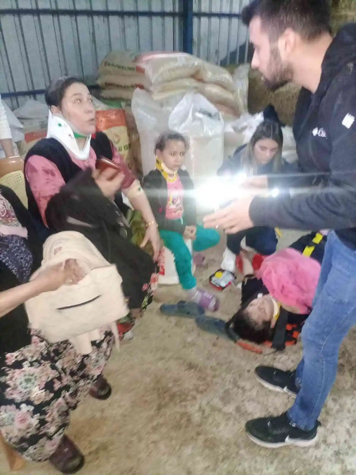 Virajı alamayan otomobil, uçurumdan hayvan damının üzerine düştü: 7 yaralı