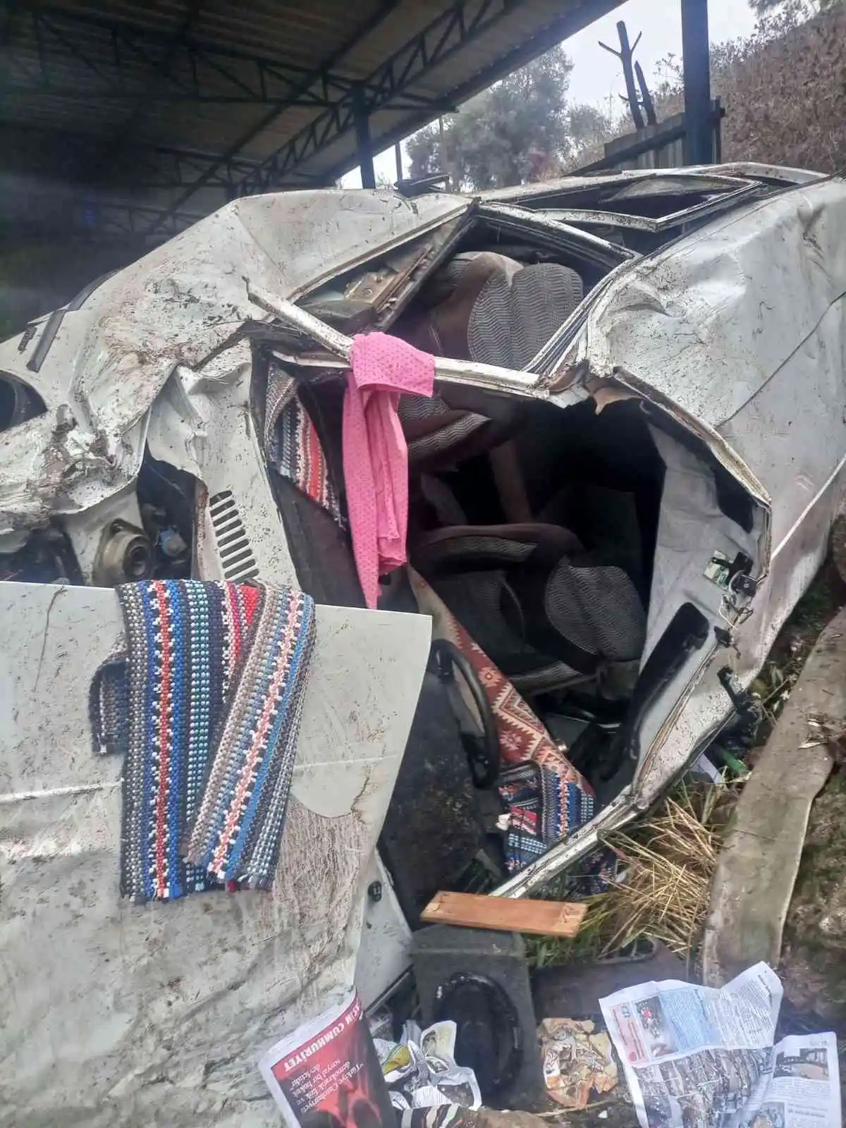Virajı alamayan otomobil, uçurumdan hayvan damının üzerine düştü: 7 yaralı