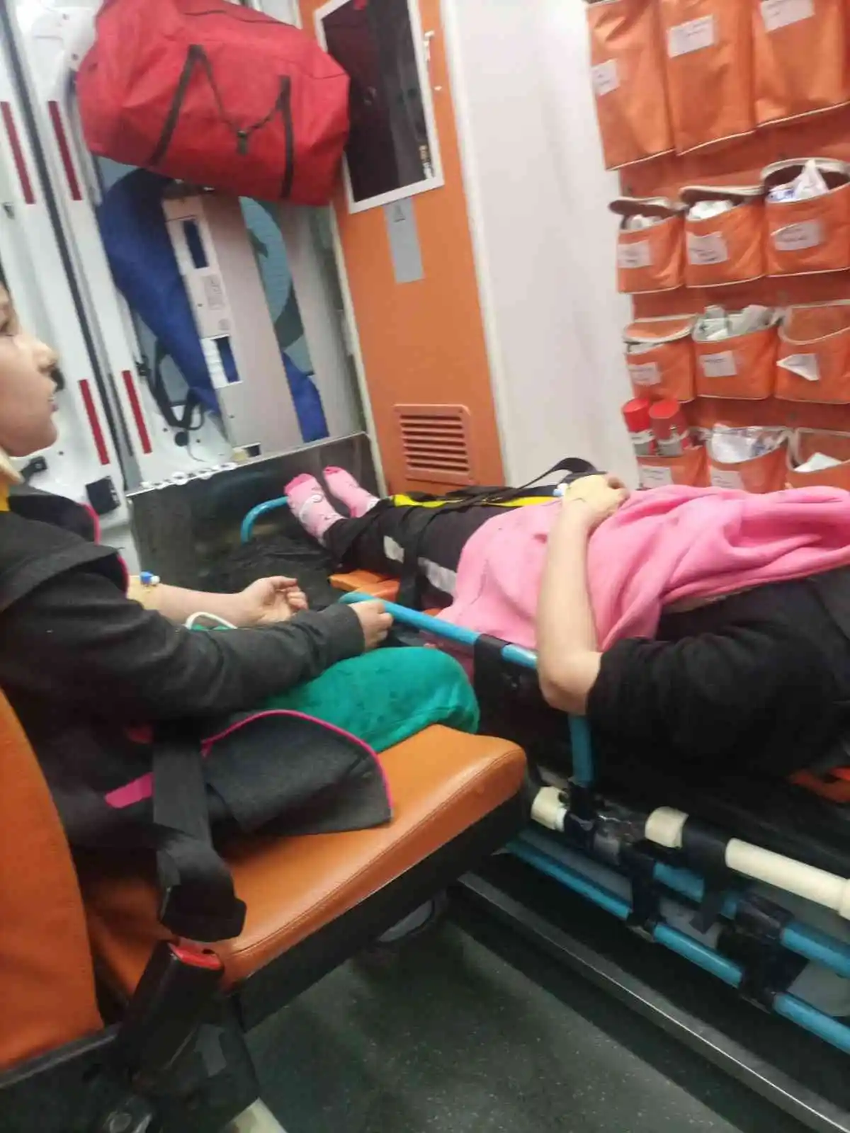 Virajı alamayan otomobil, uçurumdan hayvan damının üzerine düştü: 7 yaralı