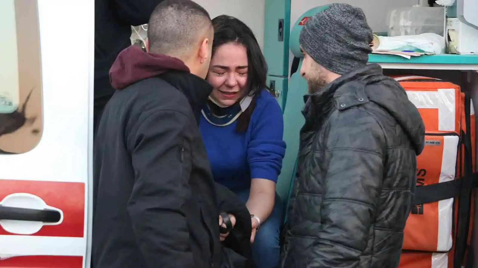 Yaralı baba ve kızı kurtarmak için zamanla yarıştılar