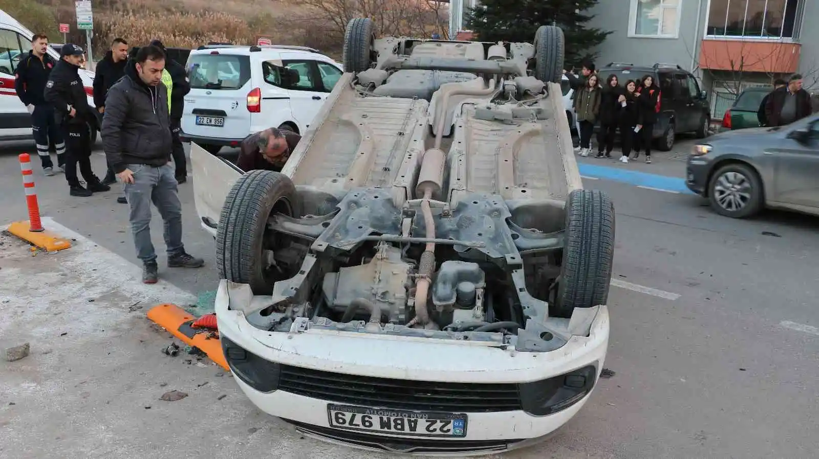 Yaralı baba ve kızı kurtarmak için zamanla yarıştılar
