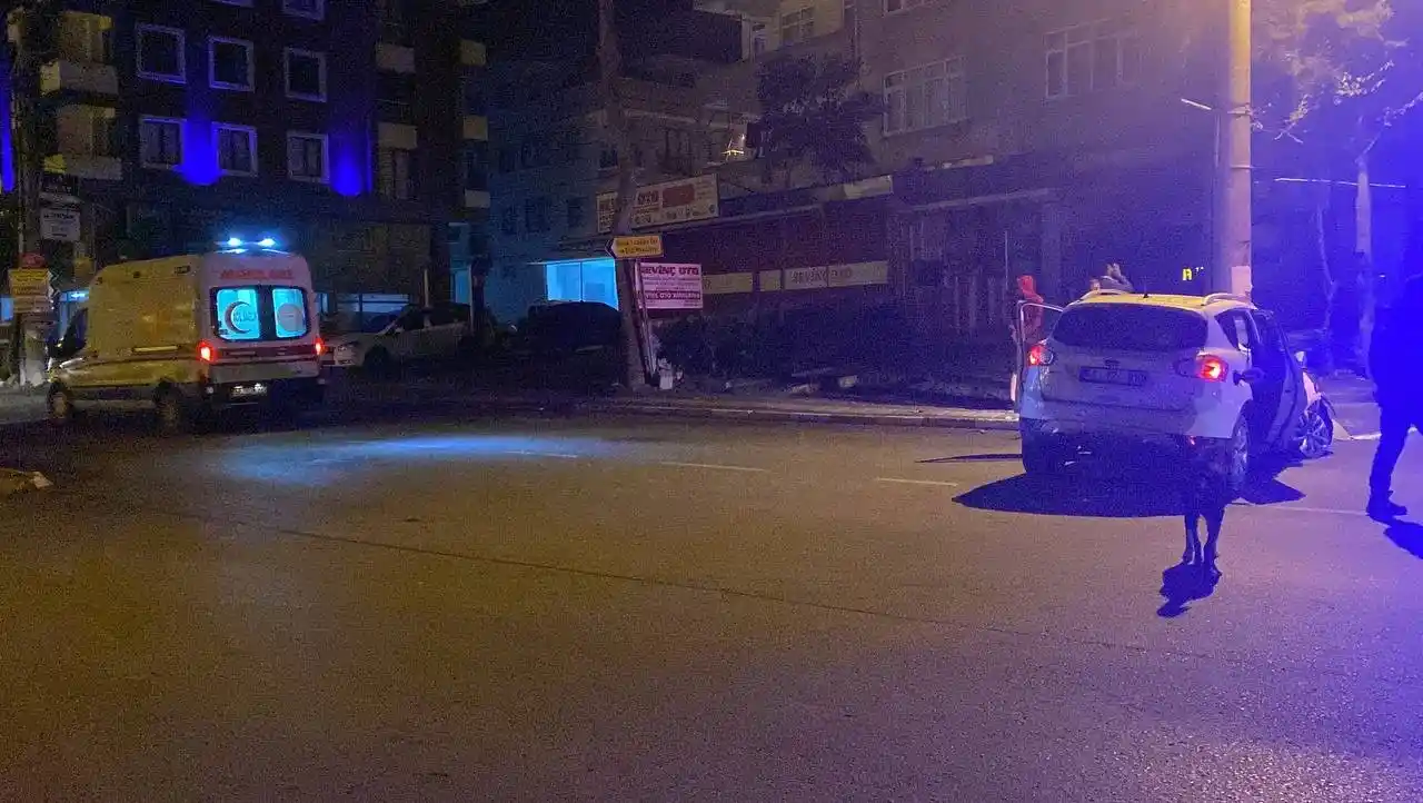Yarış yapan motosikletlere çarpmamak için beton elektrik direğine çarptı: 1 yaralı