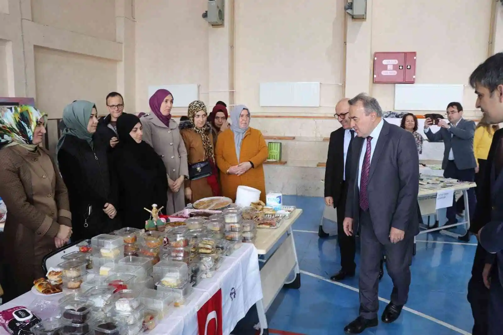 Yerli Malı Haftası sebebiyle hayır çarşısı açıldı
