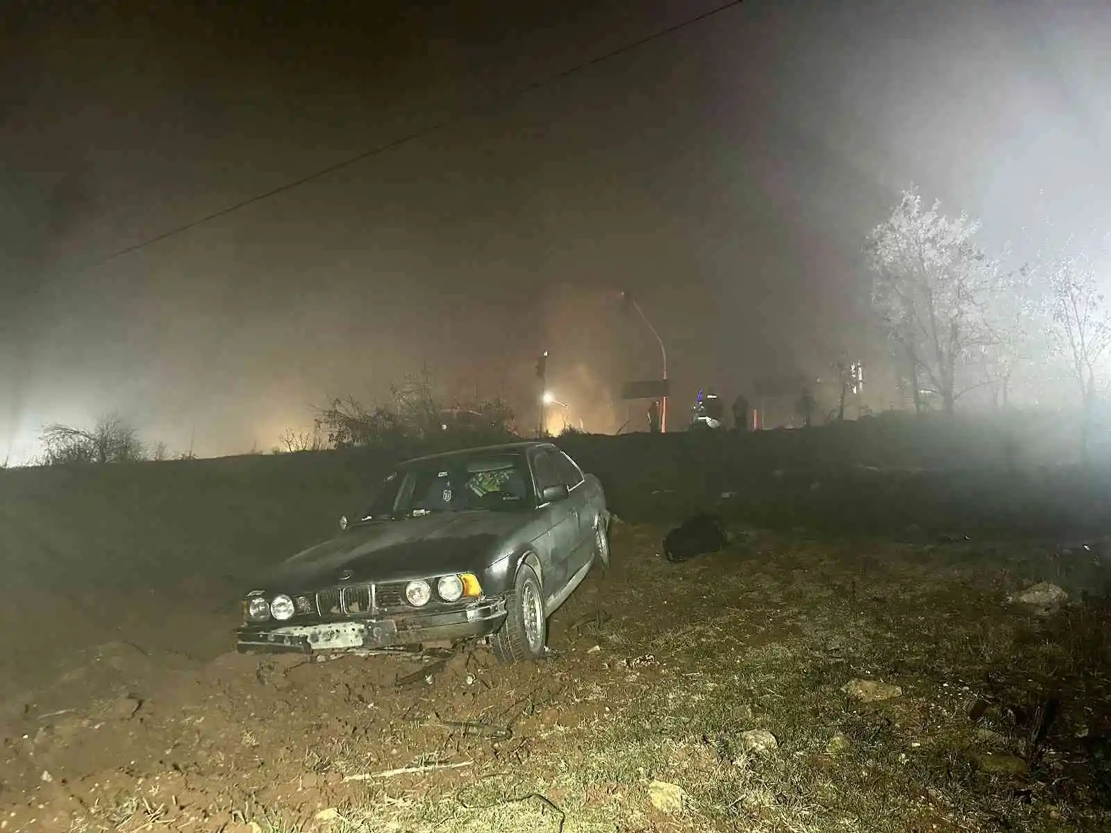 Yoğun siste yoldan çıkan otomobil tarlaya uçtu: 2 yaralı
