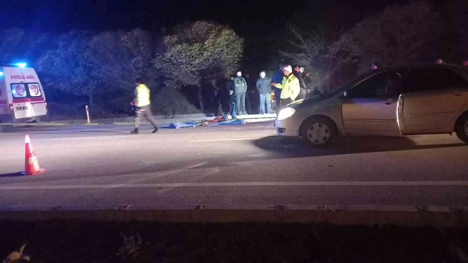 Yolun karşısına geçerken otomobilin çarptığı kadın hayatını kaybetti
