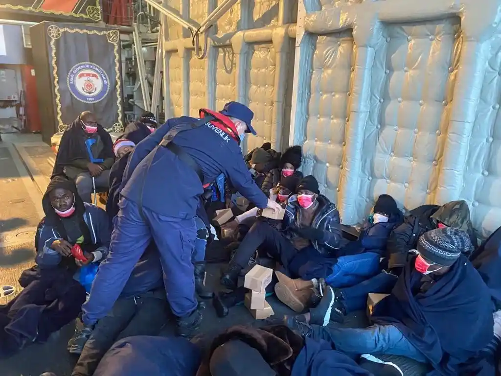 Yunanistan'ın ölüme ittiği 133 göçmen kurtarıldı
