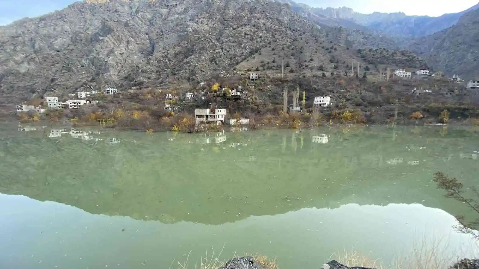 Yusufeli Barajı'nda su seviyesi 47 metreye ulaştı, boşaltılan köylerdeki evler birer birer sular altında kalmaya başladı