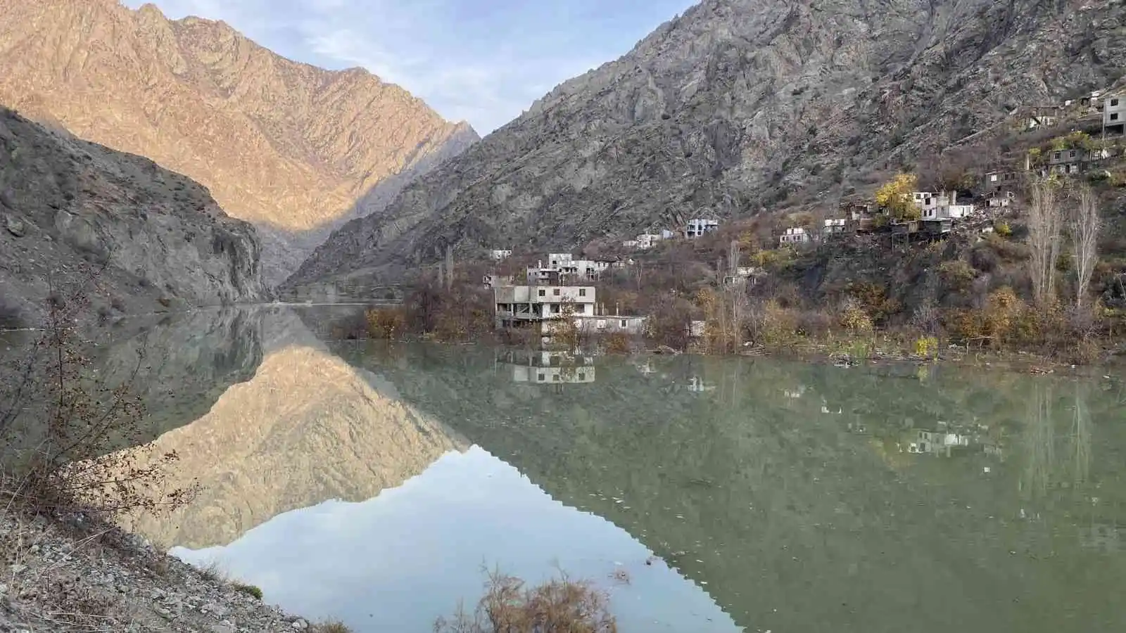 Yusufeli Barajı’nda su seviyesi 47 metreye ulaştı, boşaltılan köylerdeki evler birer birer sular altında kalmaya başladı