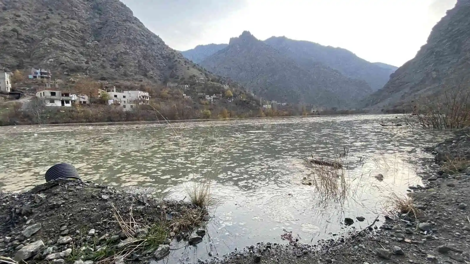 Yusufeli Barajı’nda su seviyesi 47 metreye ulaştı, boşaltılan köylerdeki evler birer birer sular altında kalmaya başladı