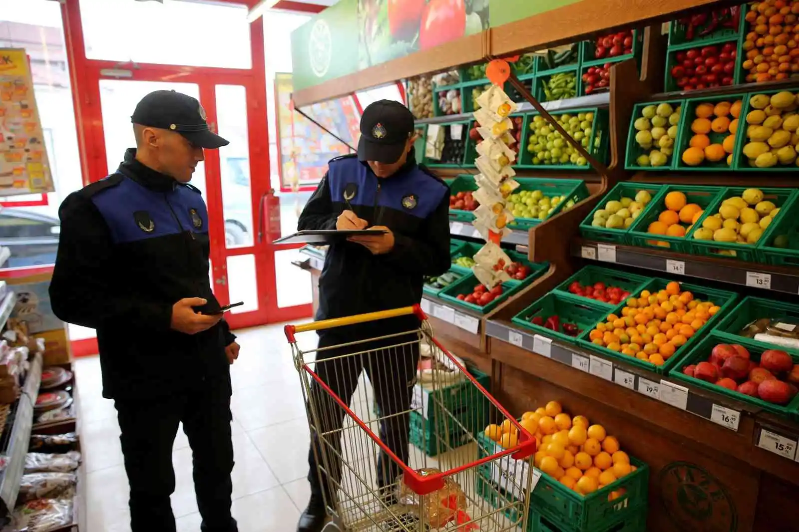 Zabıta ekipleri market denetiminde