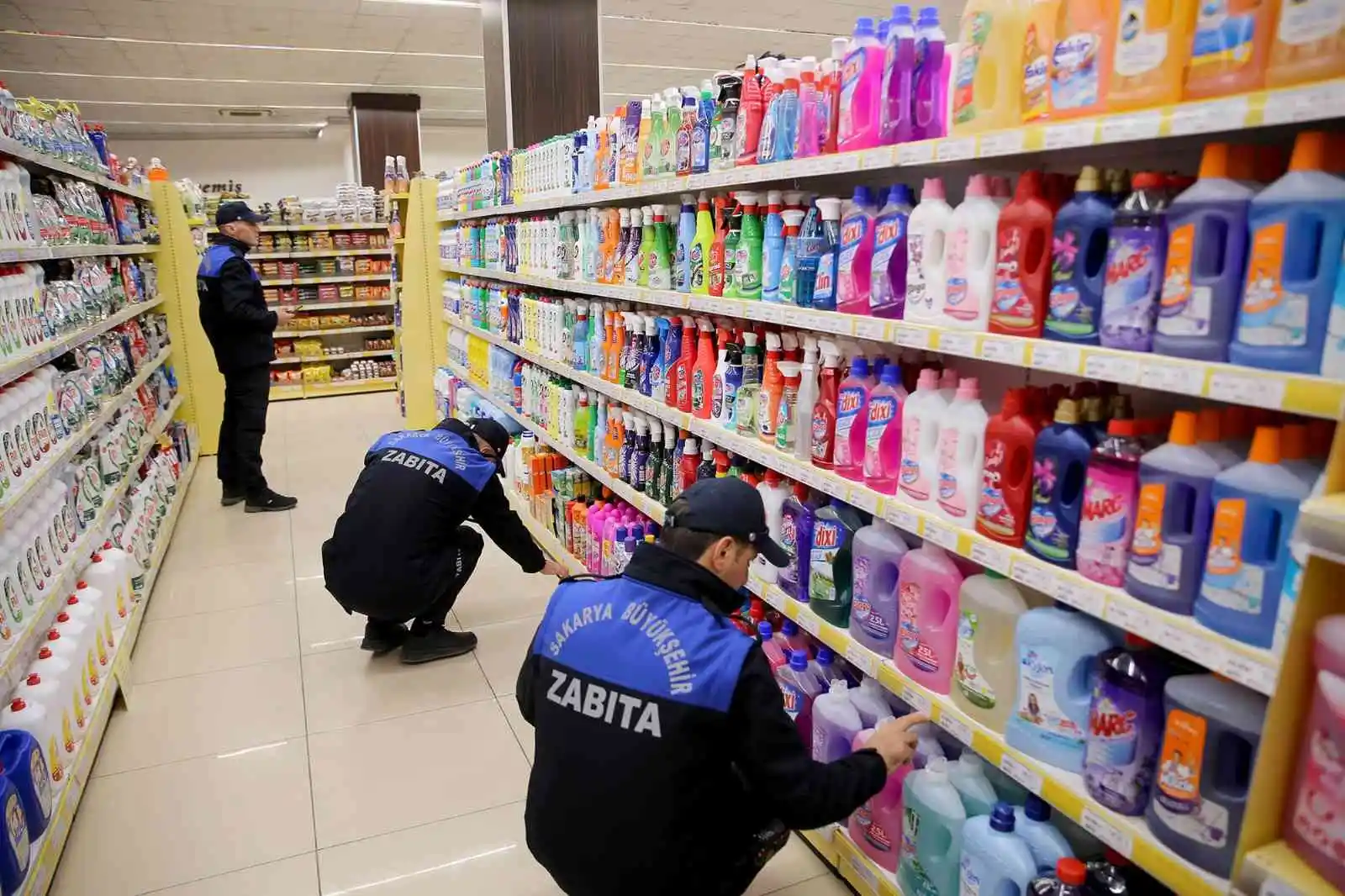 Zabıta ekipleri market denetiminde