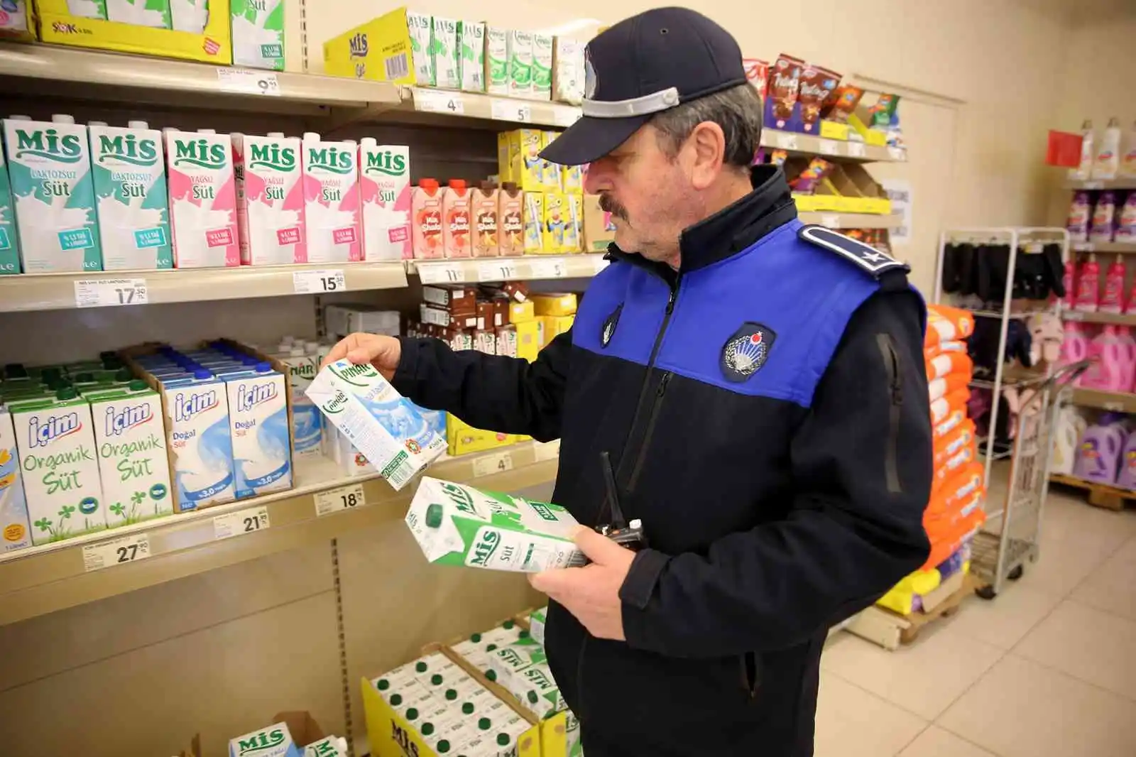 Zabıta ekipleri market denetiminde