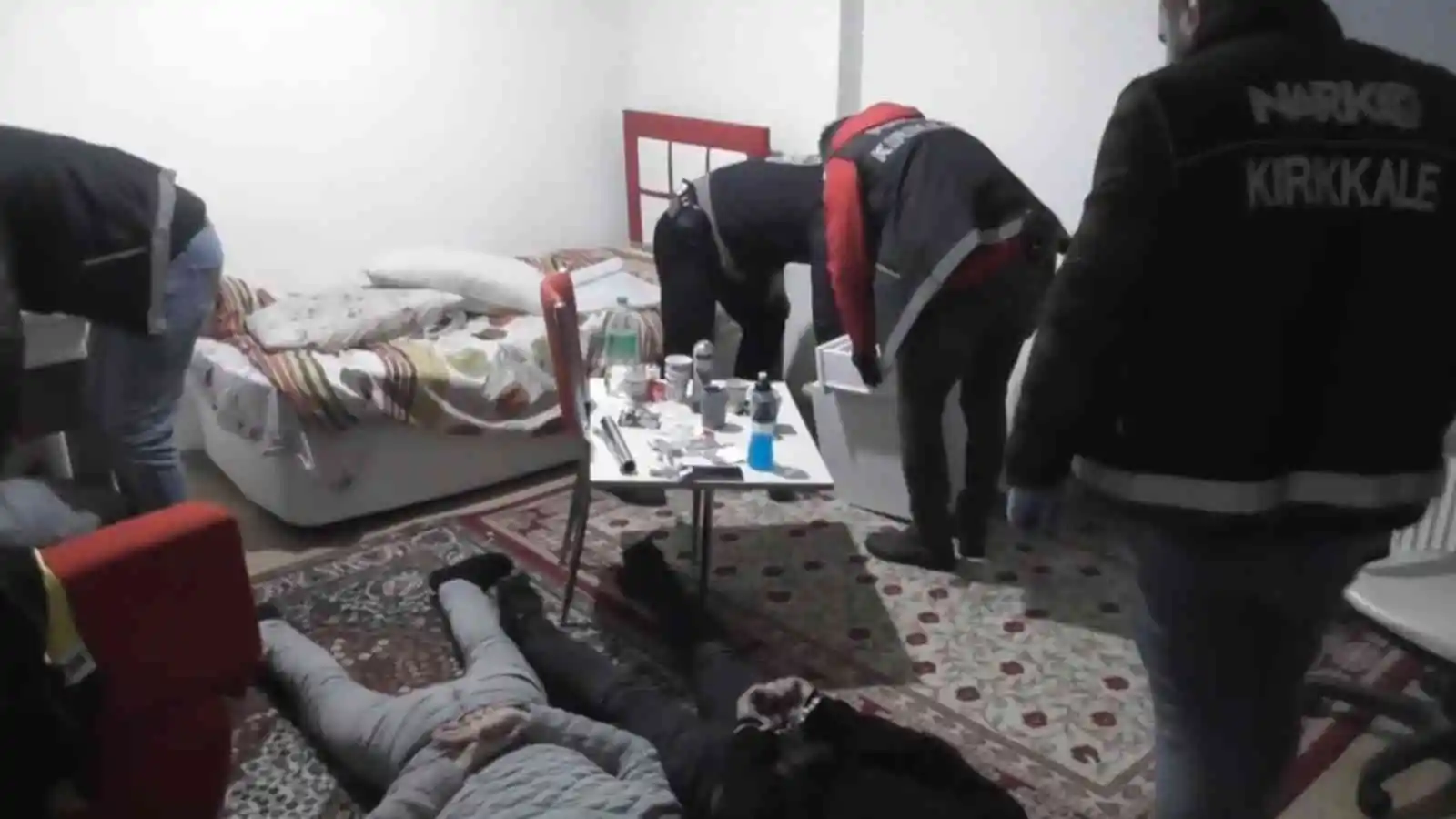 Zehir tacirlerine koçbaşıyla gece operasyonu: Tuvaletten uyuşturucu çıktı
