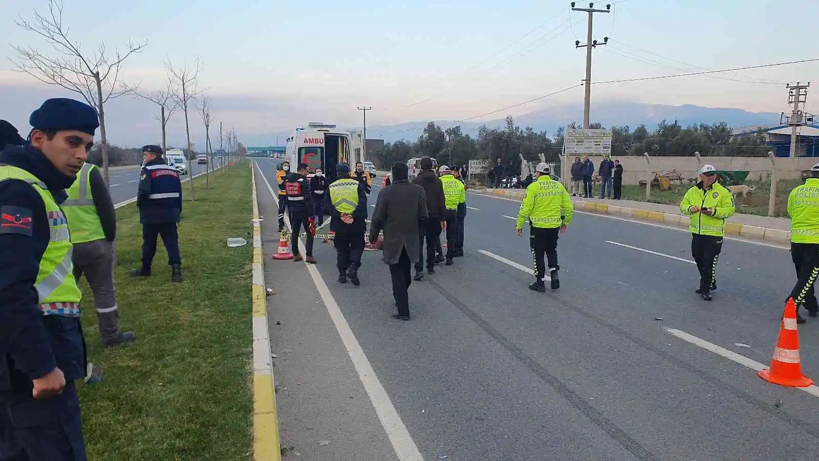 Zeytin işçisi kadın iki aracın çarpması sonucu öldü
