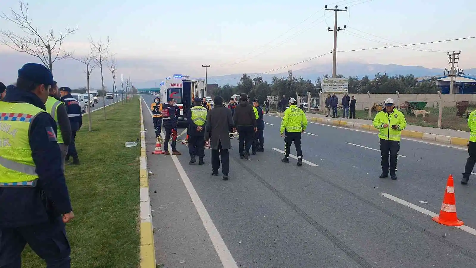 Zeytin işçisi kadın iki aracın çarpması sonucu öldü
