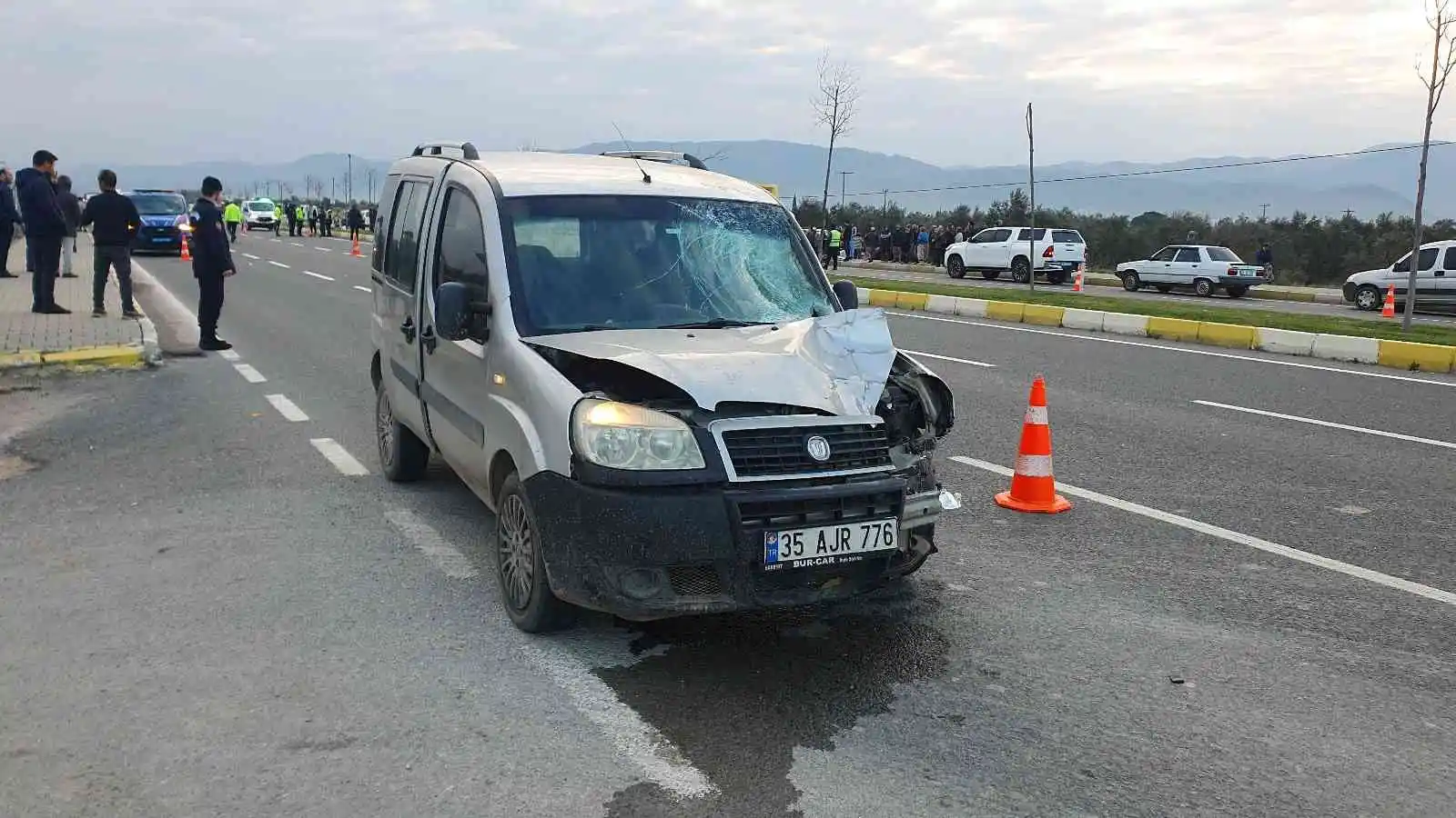 Zeytin işçisi kadın iki aracın çarpması sonucu öldü
