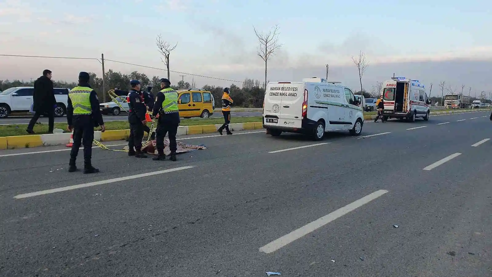 Zeytin işçisi kadın iki aracın çarpması sonucu öldü
