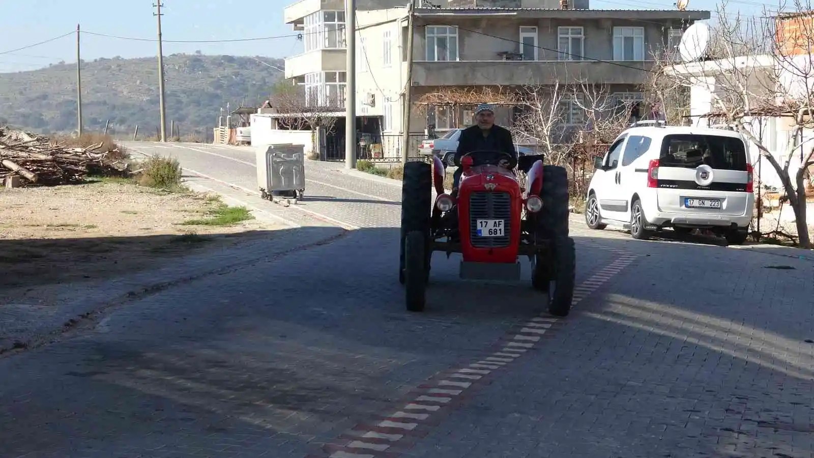 37 yıl boyunca kullandığı traktörünü sattığı için üzüldü, oğlu geri alıp hediye etti
