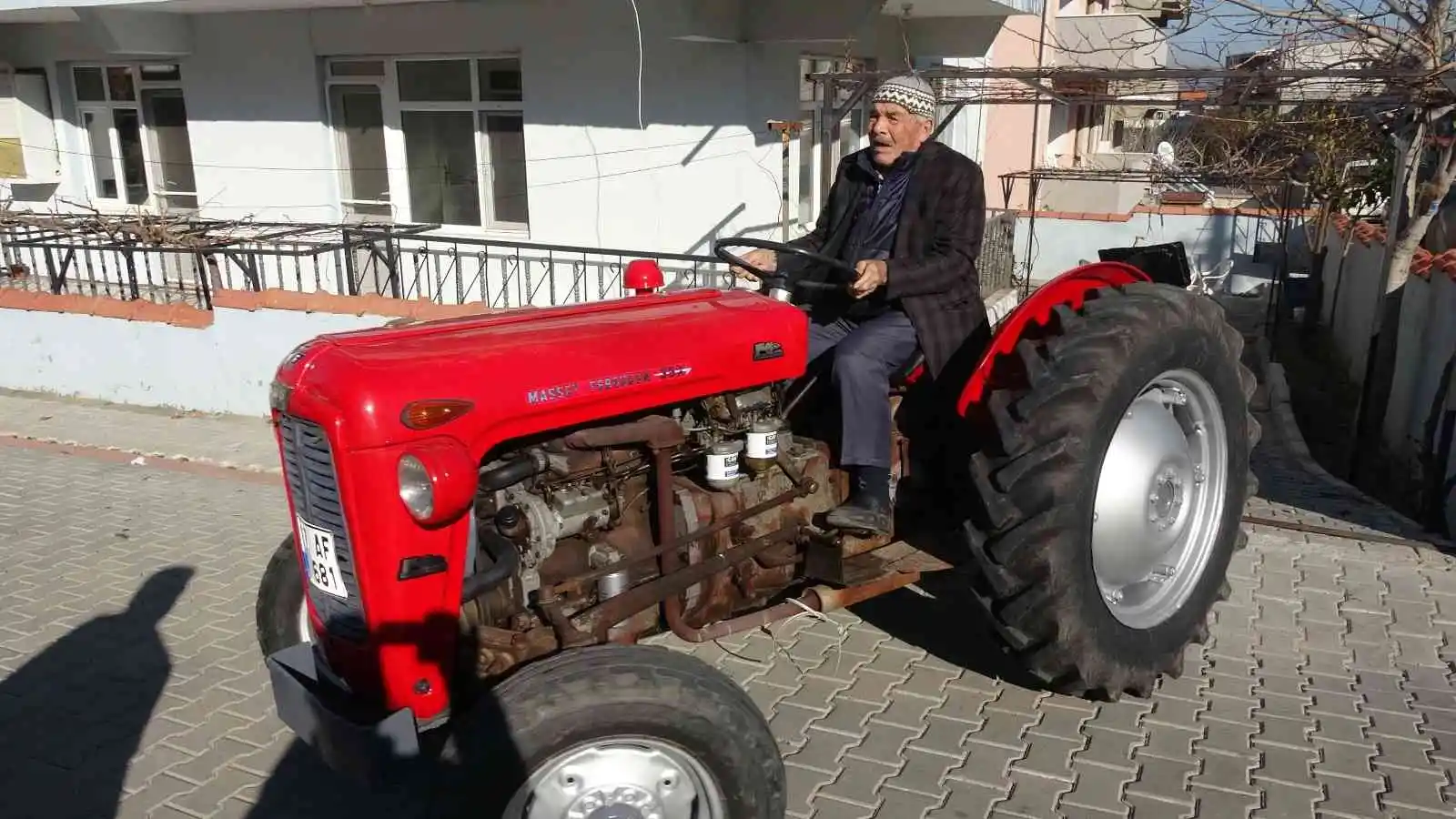 37 yıl boyunca kullandığı traktörünü sattığı için üzüldü, oğlu geri alıp hediye etti
