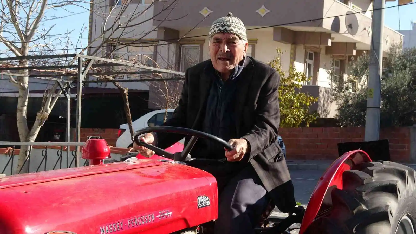 37 yıl boyunca kullandığı traktörünü sattığı için üzüldü, oğlu geri alıp hediye etti

