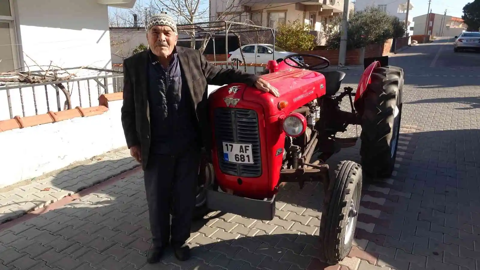 37 yıl boyunca kullandığı traktörünü sattığı için üzüldü, oğlu geri alıp hediye etti
