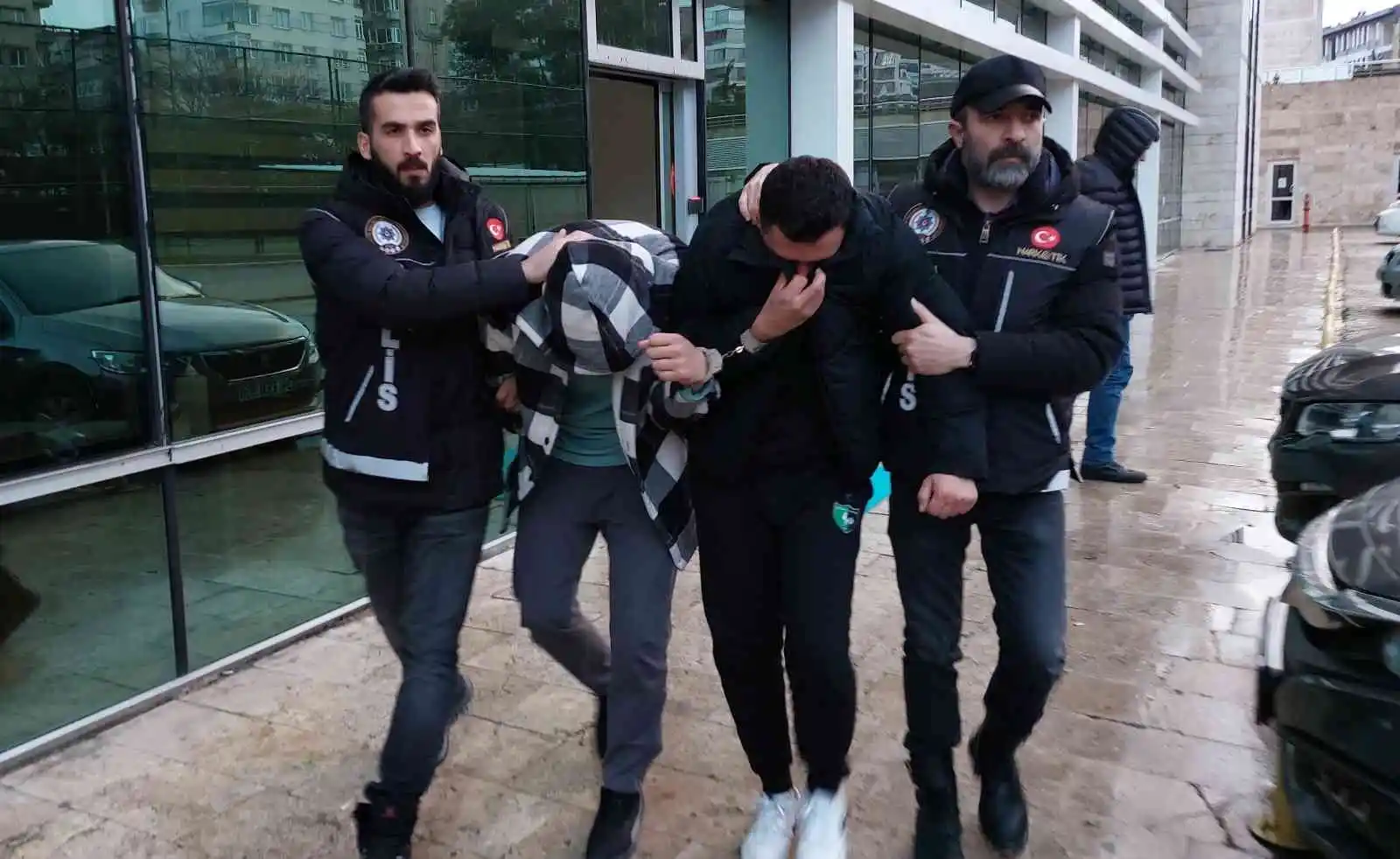 5 milyon lira değerinde binlerce hapla yakalanan 2 eski uzman çavuş tutuklandı