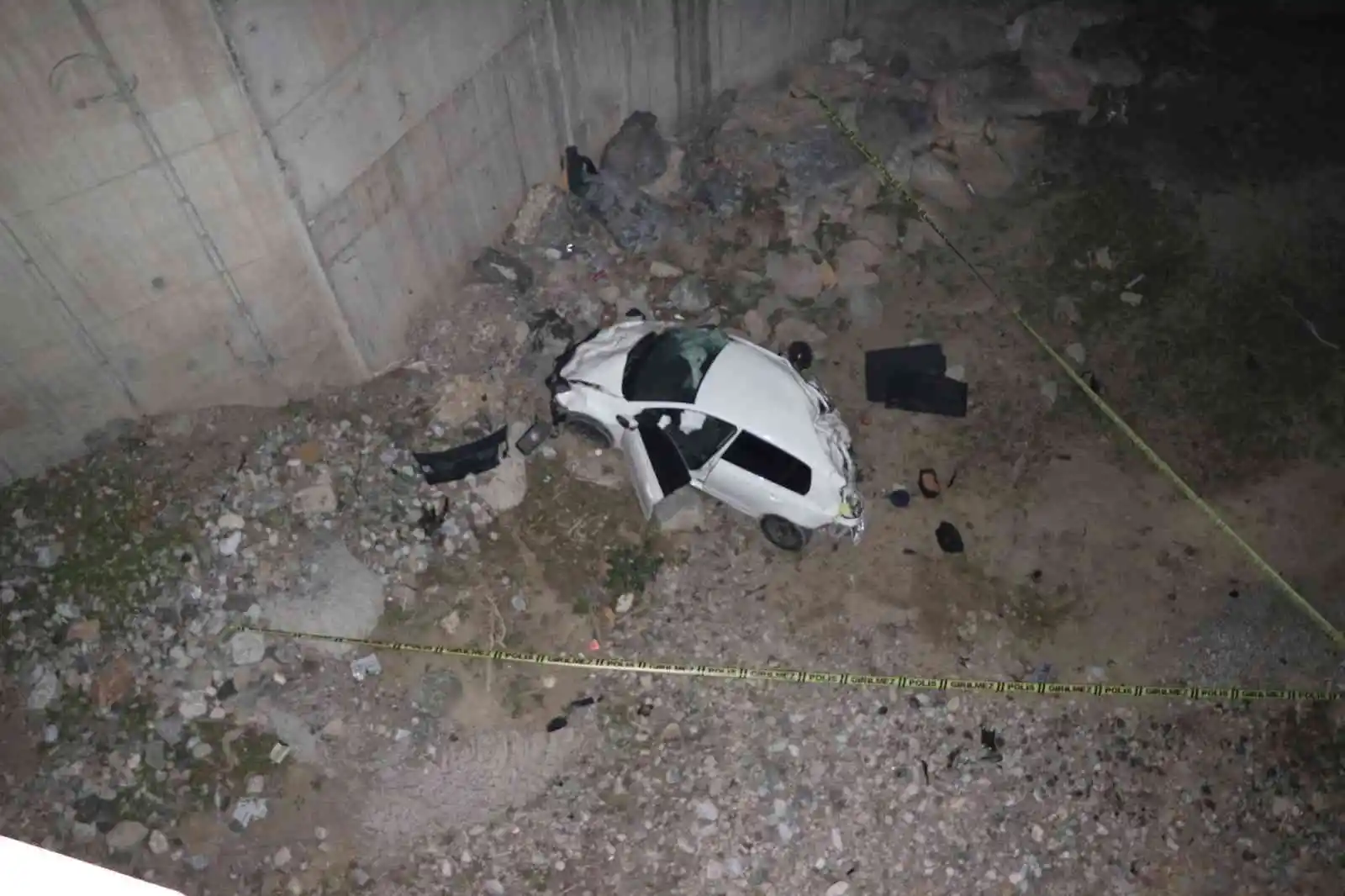 Adana'da kontrolden çıkan otomobil Çakıt Çayı'na uçtu: 1 ölü, 2 yaralı
