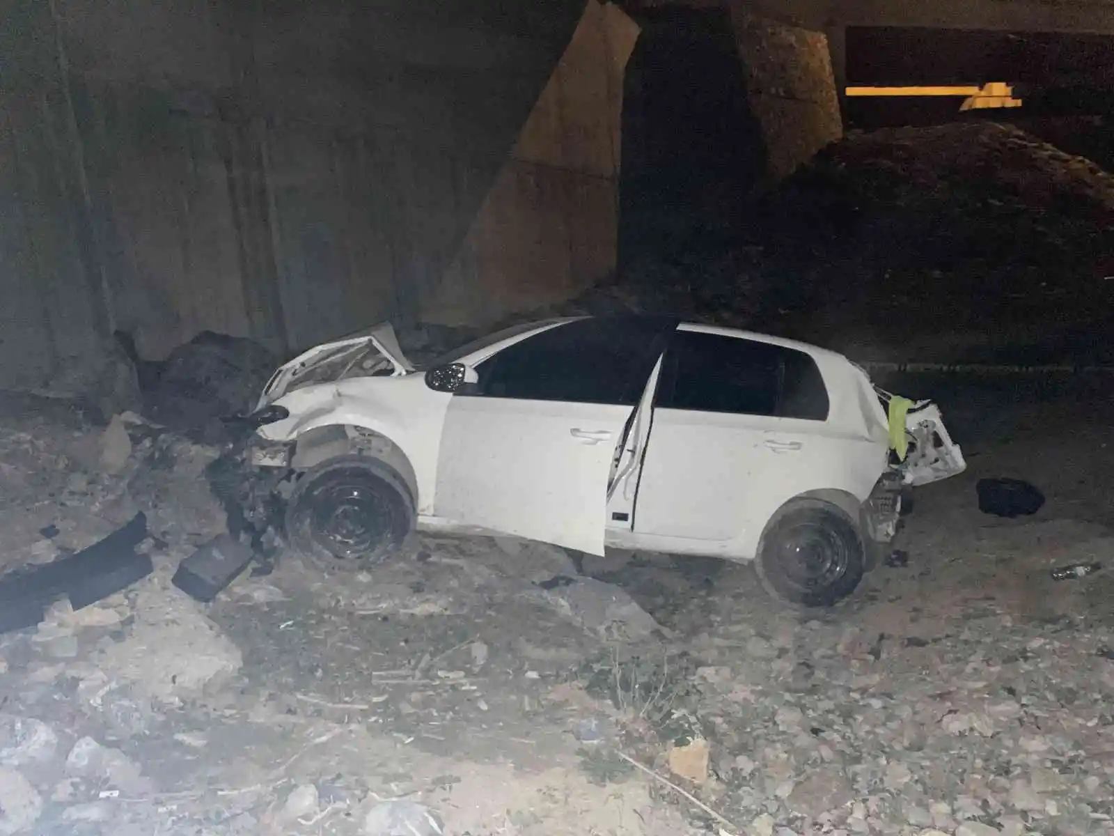 Adana’da kontrolden çıkan otomobil Çakıt Çayı’na uçtu: 1 ölü, 2 yaralı
