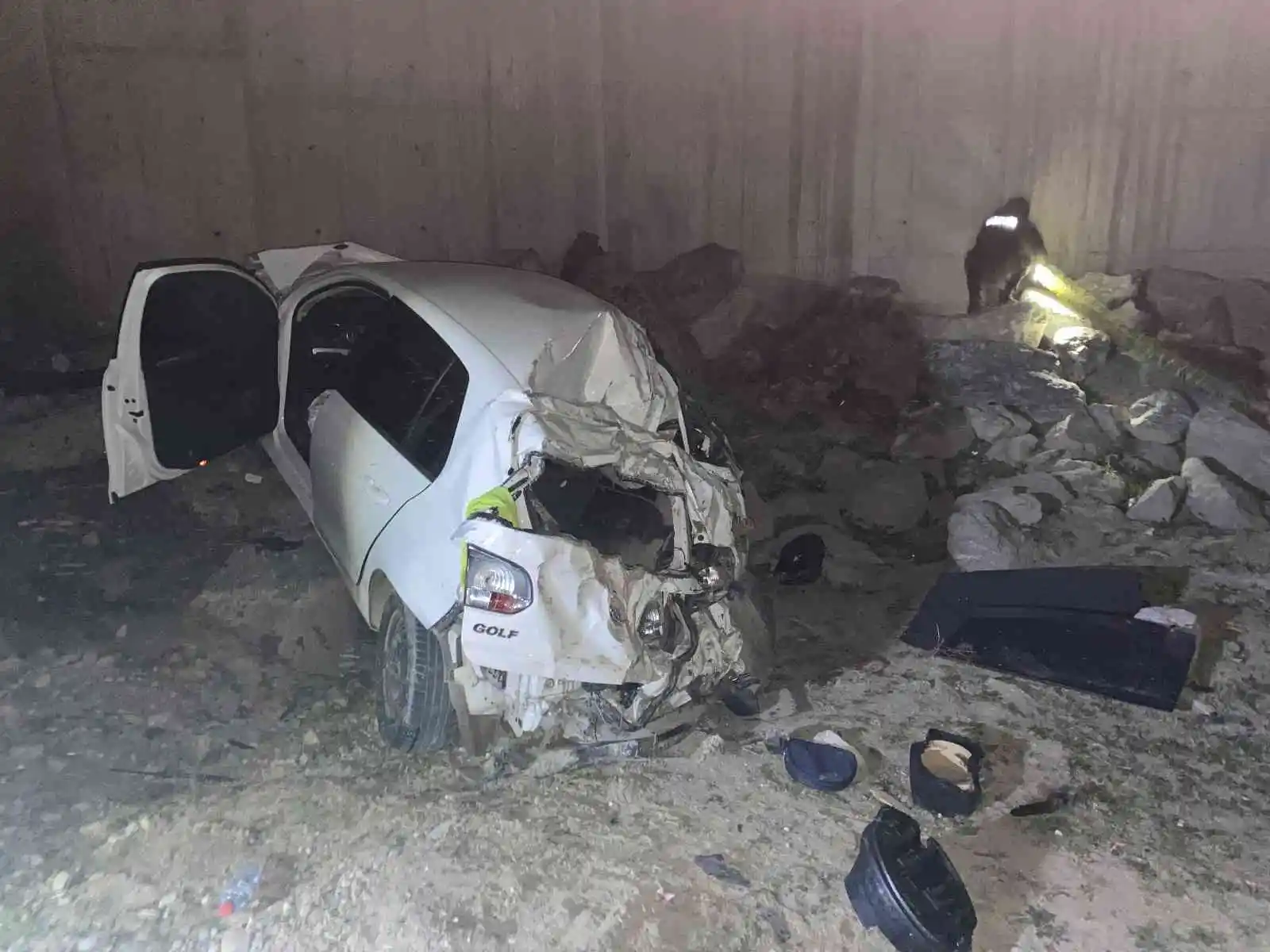 Adana’da kontrolden çıkan otomobil Çakıt Çayı’na uçtu: 1 ölü, 2 yaralı
