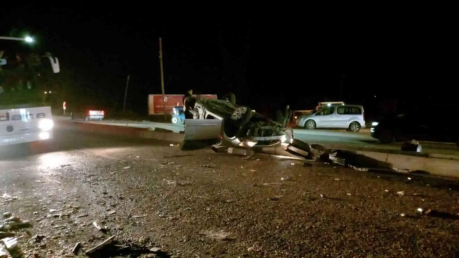 Adana'da yolcu minibüsü ile otomobil çarpıştı: 13 yaralı
